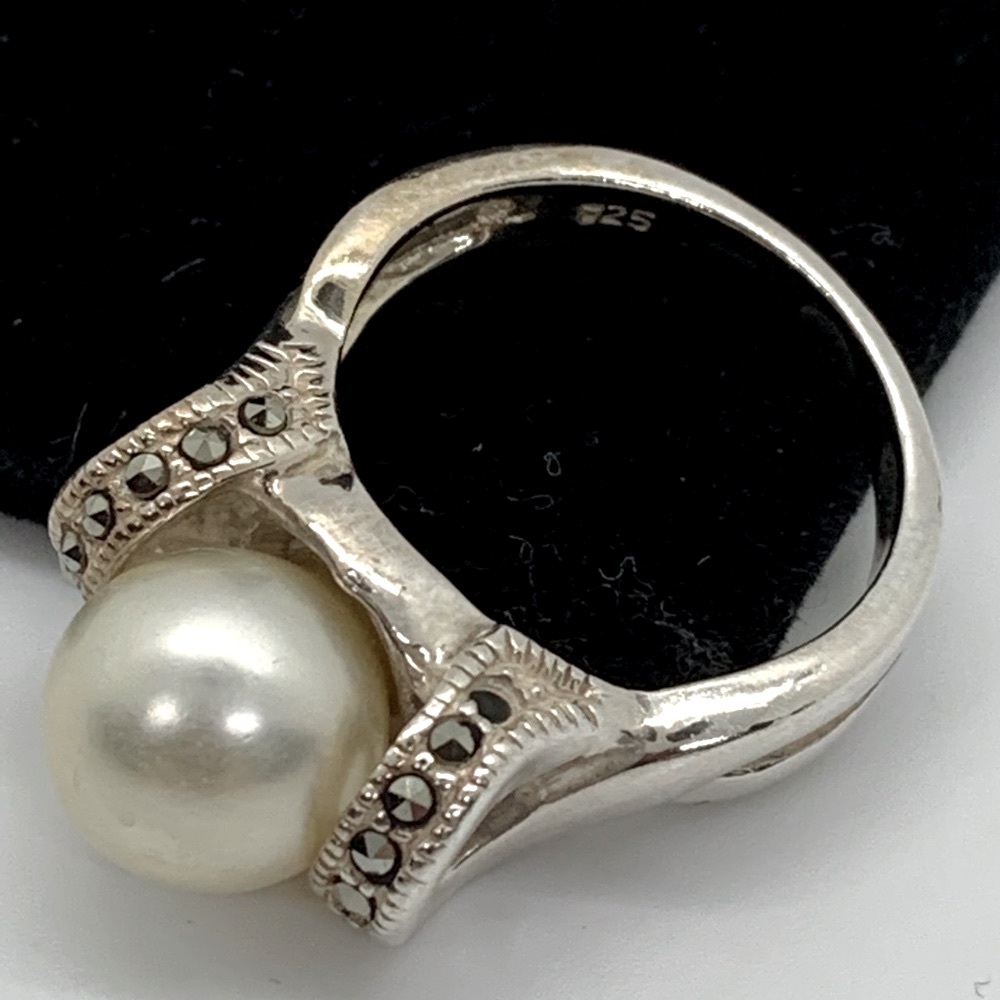 Pearl ring with crystal accents. 925 Sterling silver size 7